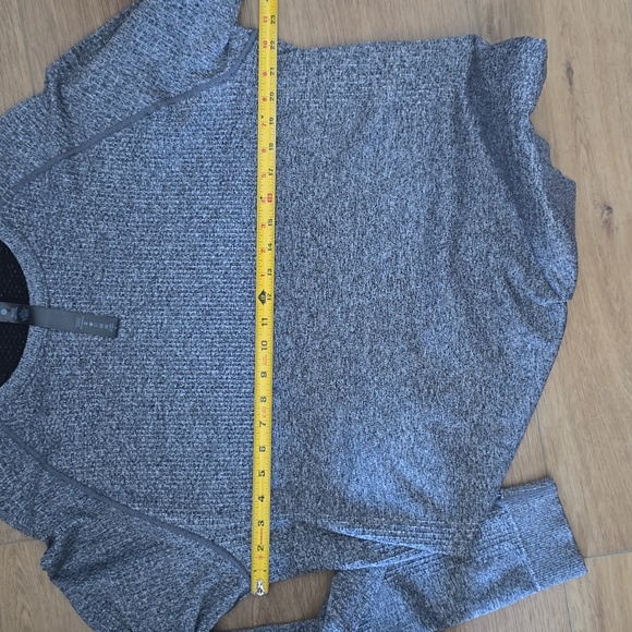 Lululemon Men's Engineered Warmth Long Sleeve in Black / White - Picture 6 of 6